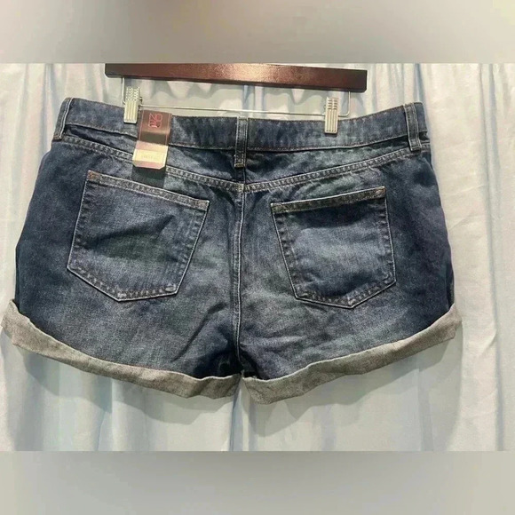 No Boundaries Juniors Size 17 Blue Denim Shorts Cuffed Hem Front Button Closure - Picture 2 of 12